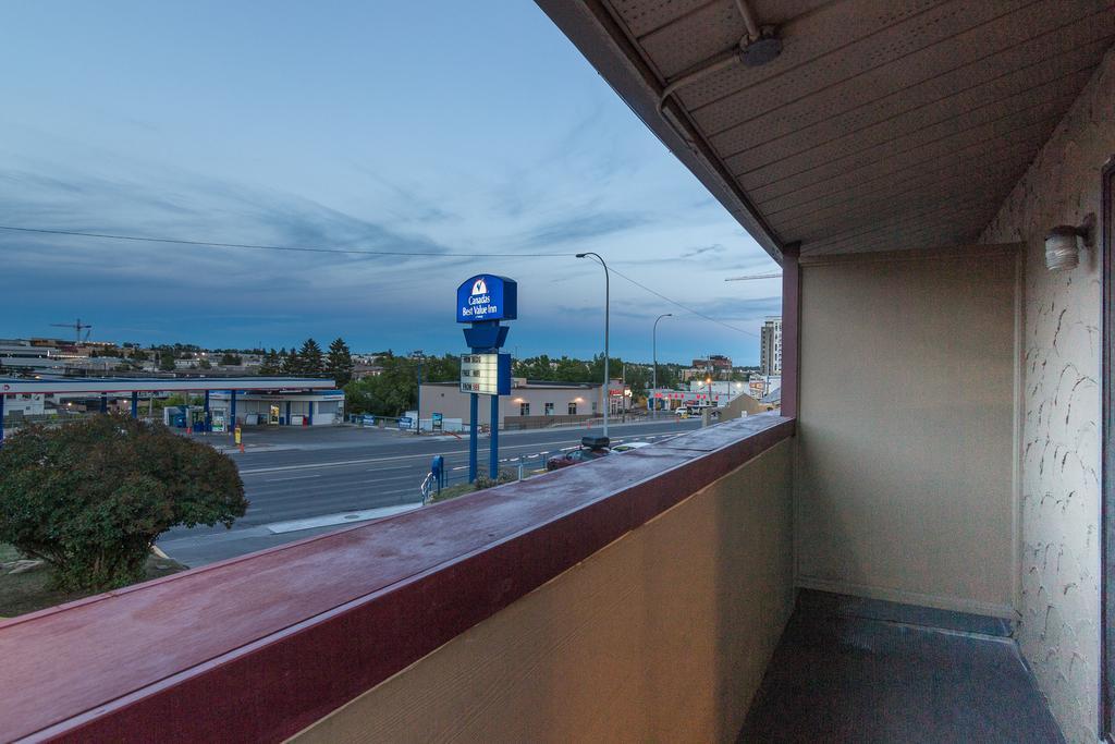 Canadas Best Value Inn Chinook Station YYC Exterior foto