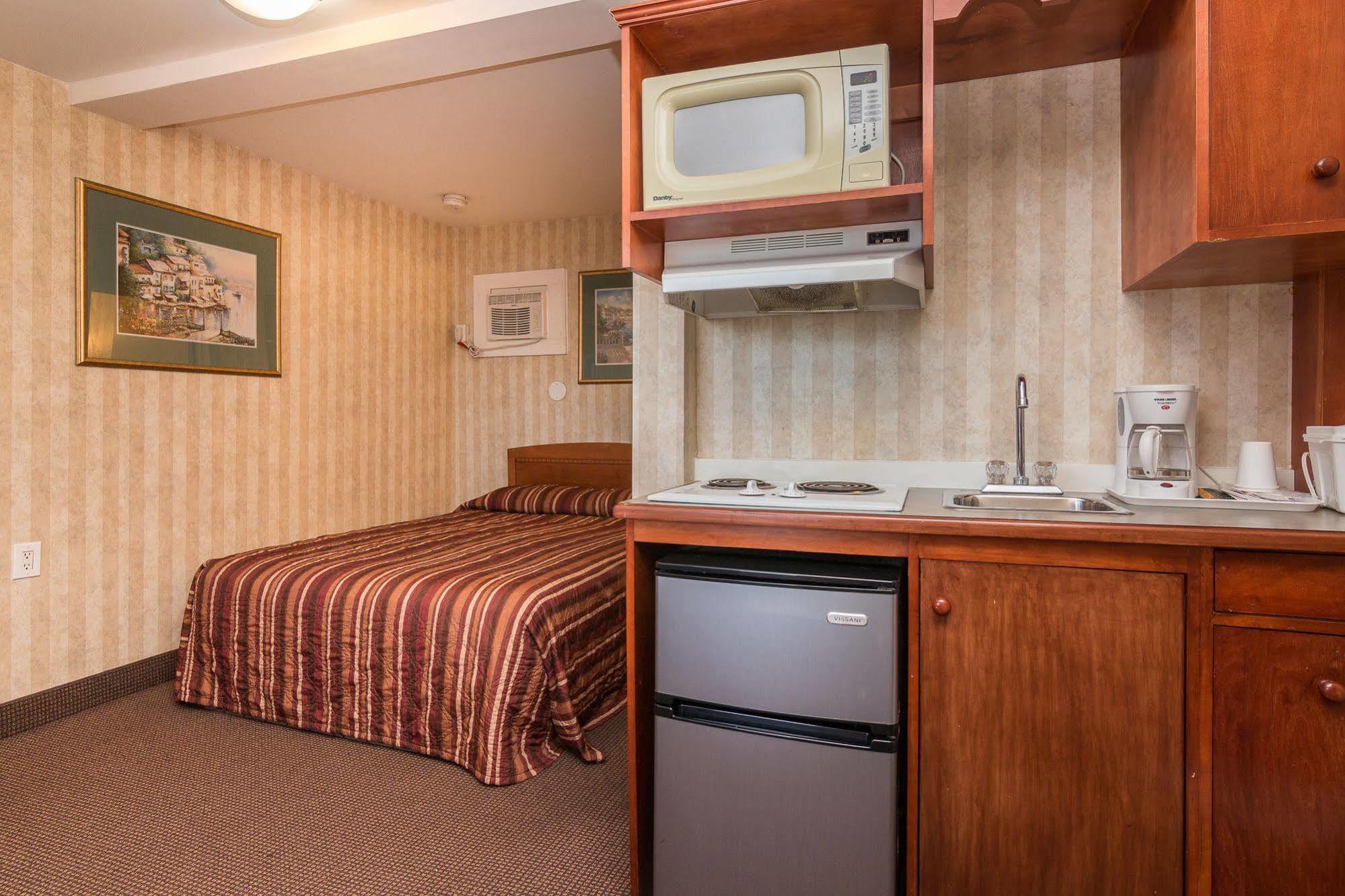 Canadas Best Value Inn Chinook Station YYC Exterior foto